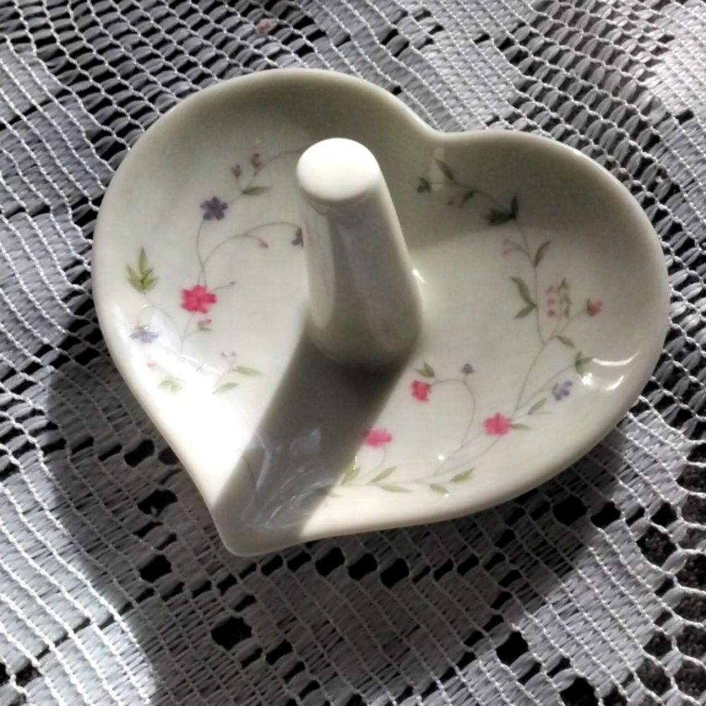 Floral heartshaped ceramic ring holder